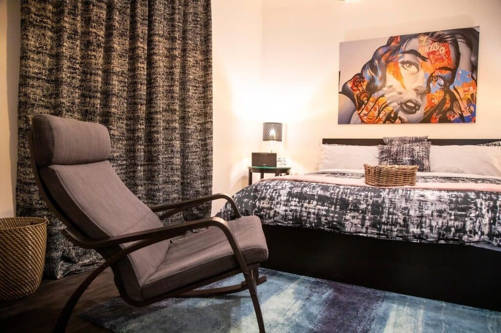 Chambre d’un logement Airbnb à Marrakech préparée pour l’arrivée des voyageurs